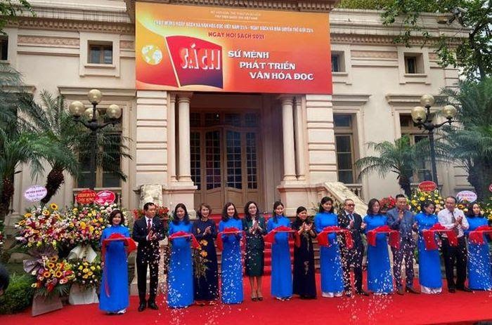 THAM GIA NGÀY HỘI SÁCH TẠI THƯ VIỆN QUỐC GIA VIỆT NAM