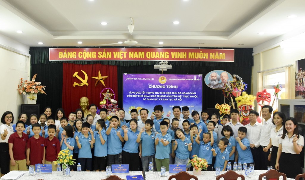 Trung thu yêu thương dành cho học sinh có hoàn cảnh đặc biệt khó khăn 1