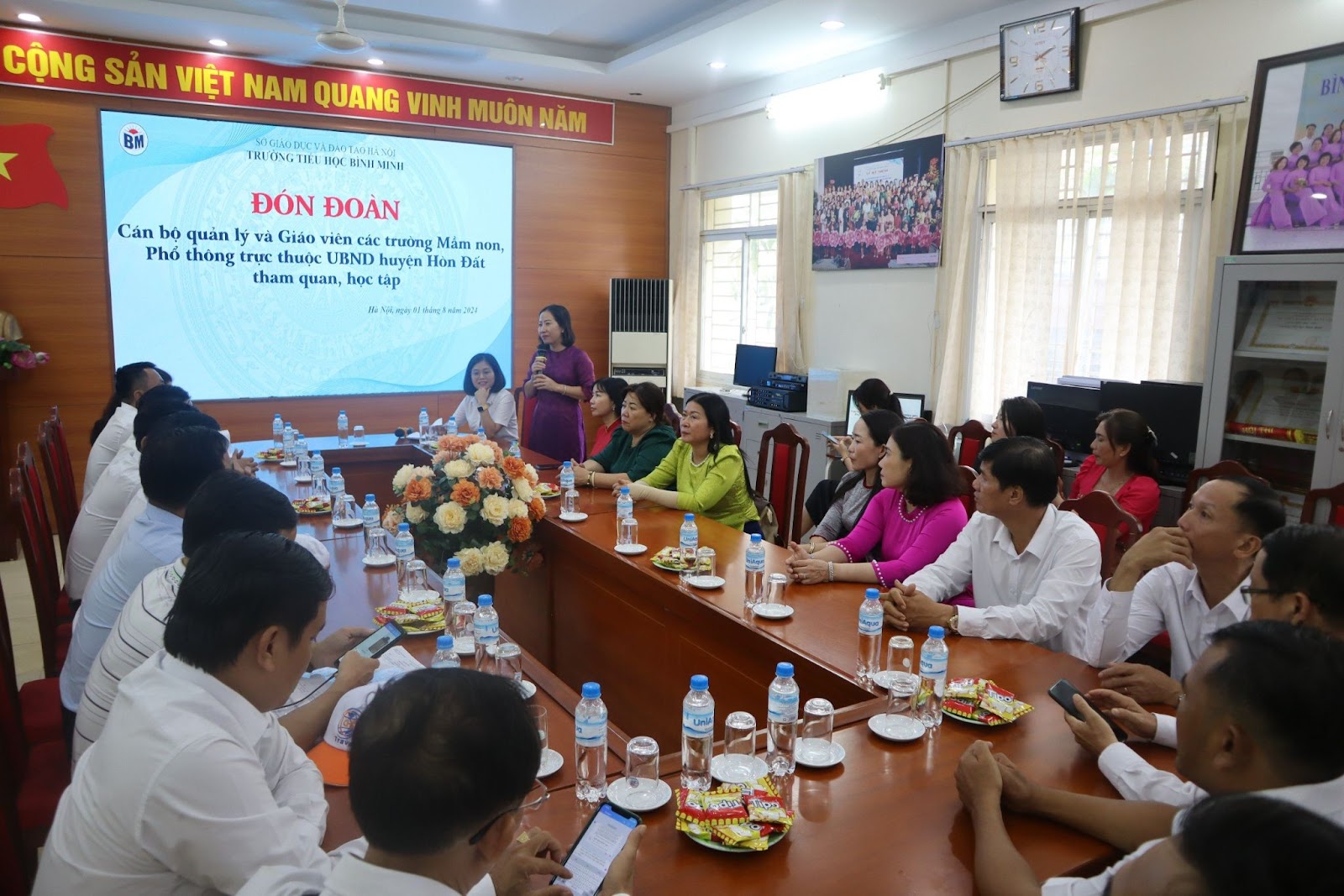 TRƯỜNG TIỂU HỌC BÌNH MINH ĐÓN ĐOÀN CÁN BỘ QUẢN LÝ VÀ GIÁO VIÊN CÁC TRƯỜNG MẦM NON, PHỔ THÔNG TRỰC THUỘC UBND HUYỆN HÒN ĐẤT ĐẾN THAM QUAN, HỌC TẬP 1