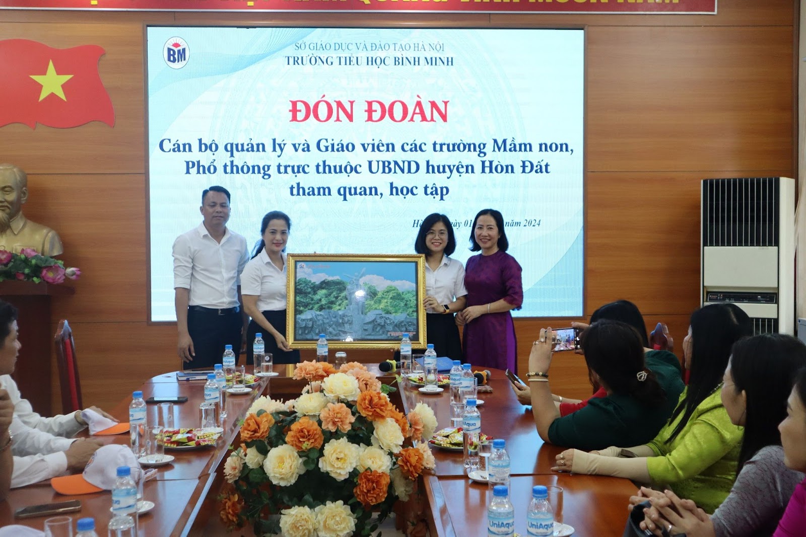 TRƯỜNG TIỂU HỌC BÌNH MINH ĐÓN ĐOÀN CÁN BỘ QUẢN LÝ VÀ GIÁO VIÊN CÁC TRƯỜNG MẦM NON, PHỔ THÔNG TRỰC THUỘC UBND HUYỆN HÒN ĐẤT ĐẾN THAM QUAN, HỌC TẬP 2