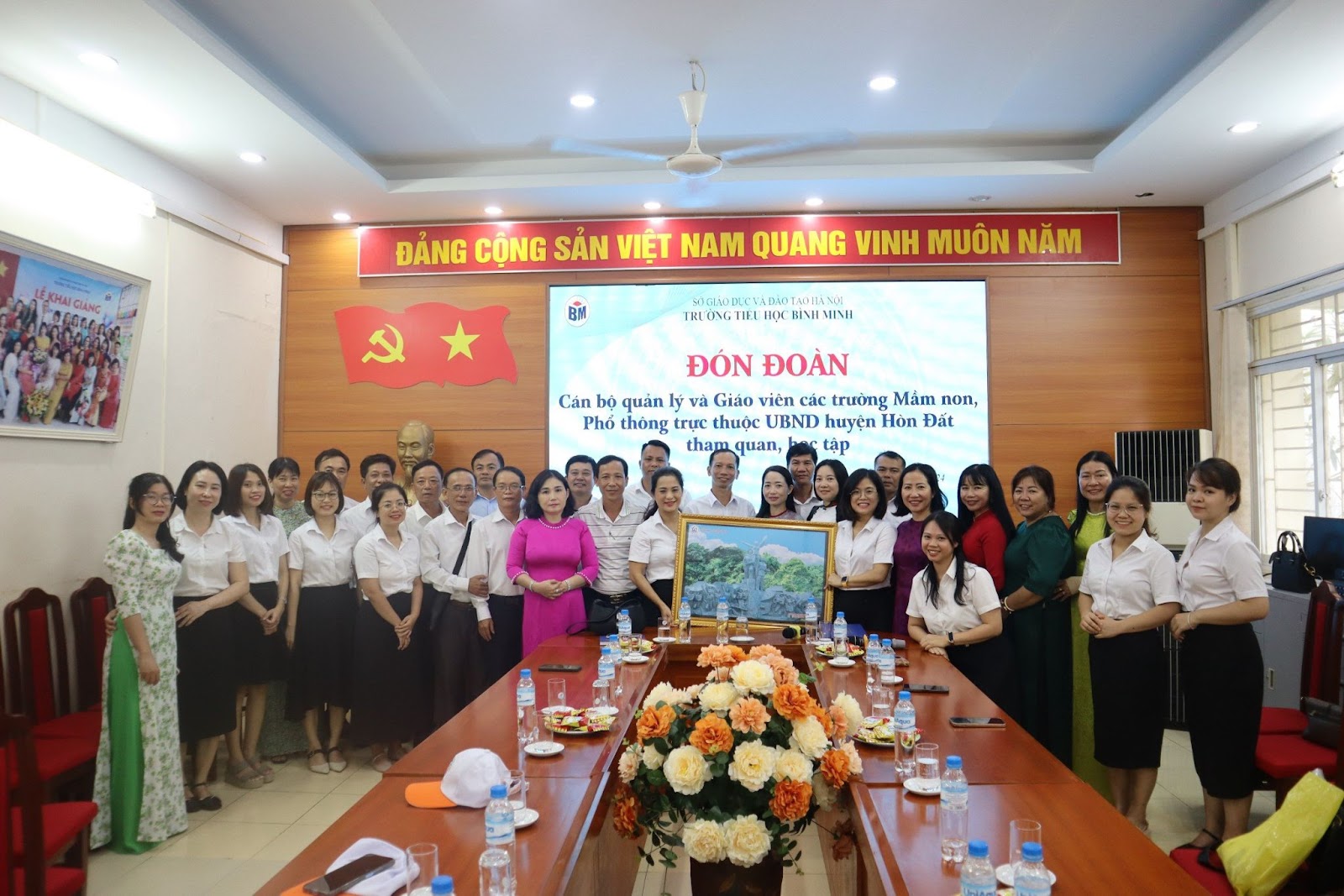 TRƯỜNG TIỂU HỌC BÌNH MINH ĐÓN ĐOÀN CÁN BỘ QUẢN LÝ VÀ GIÁO VIÊN CÁC TRƯỜNG MẦM NON, PHỔ THÔNG TRỰC THUỘC UBND HUYỆN HÒN ĐẤT ĐẾN THAM QUAN, HỌC TẬP 3