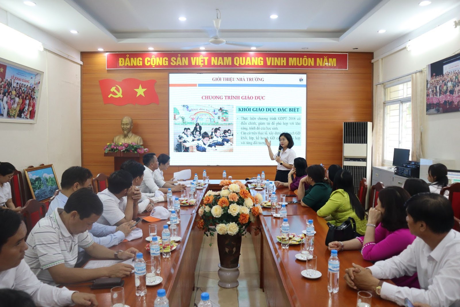 TRƯỜNG TIỂU HỌC BÌNH MINH ĐÓN ĐOÀN CÁN BỘ QUẢN LÝ VÀ GIÁO VIÊN CÁC TRƯỜNG MẦM NON, PHỔ THÔNG TRỰC THUỘC UBND HUYỆN HÒN ĐẤT ĐẾN THAM QUAN, HỌC TẬP
