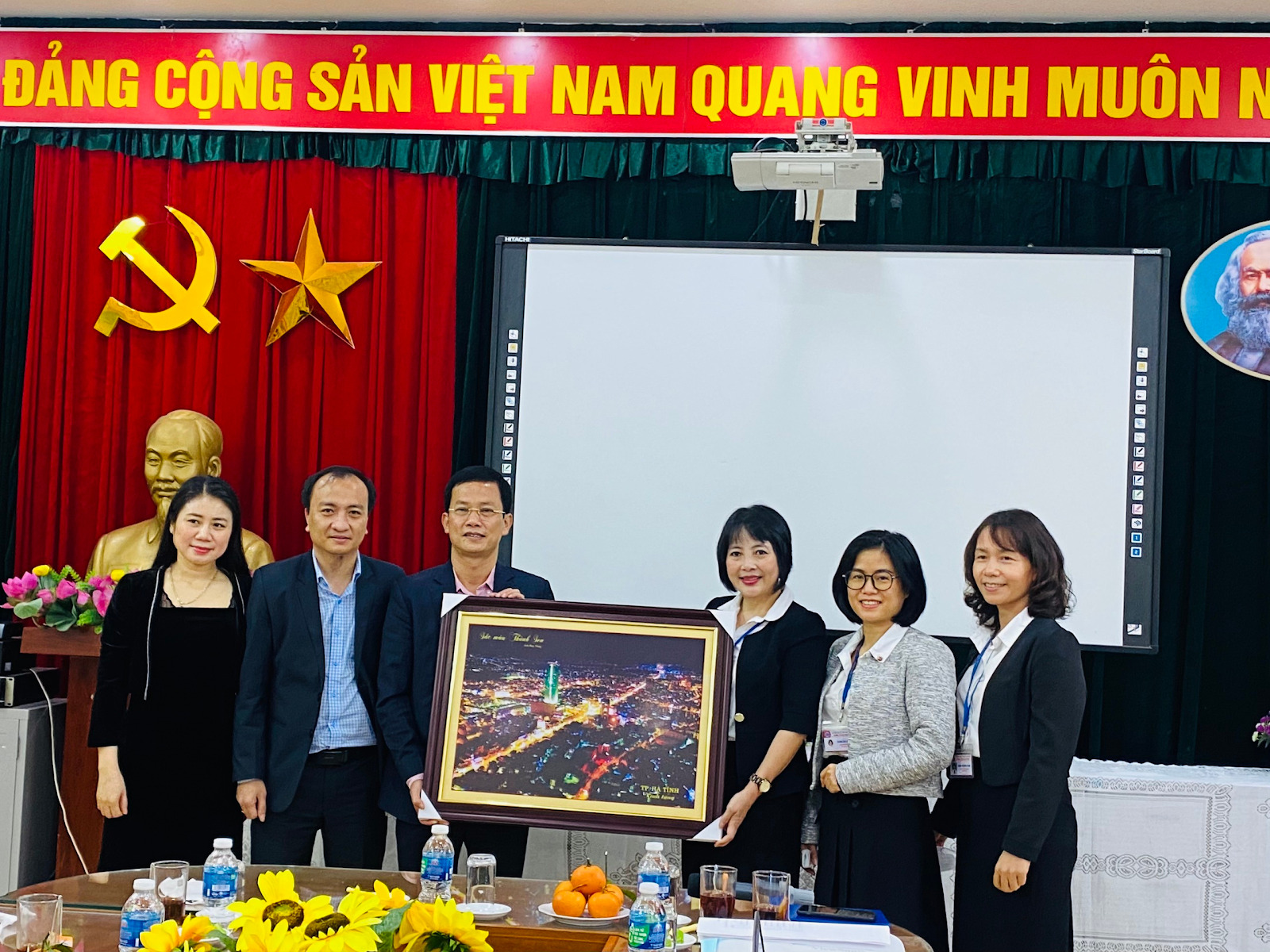 TRƯỜNG TIỂU HỌC BÌNH MINH ĐÓN ĐOÀN CÔNG TÁC CỦA ỦY BAN NHÂN DÂN THÀNH PHỐ HÀ TĨNH ĐẾN THĂM VÀ LÀM VIỆC 3