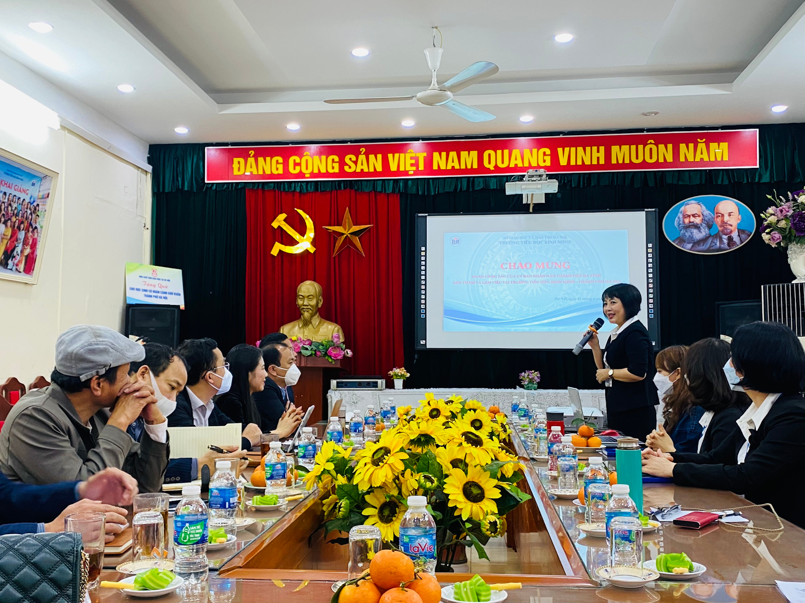 TRƯỜNG TIỂU HỌC BÌNH MINH ĐÓN ĐOÀN CÔNG TÁC CỦA ỦY BAN NHÂN DÂN THÀNH PHỐ HÀ TĨNH ĐẾN THĂM VÀ LÀM VIỆC