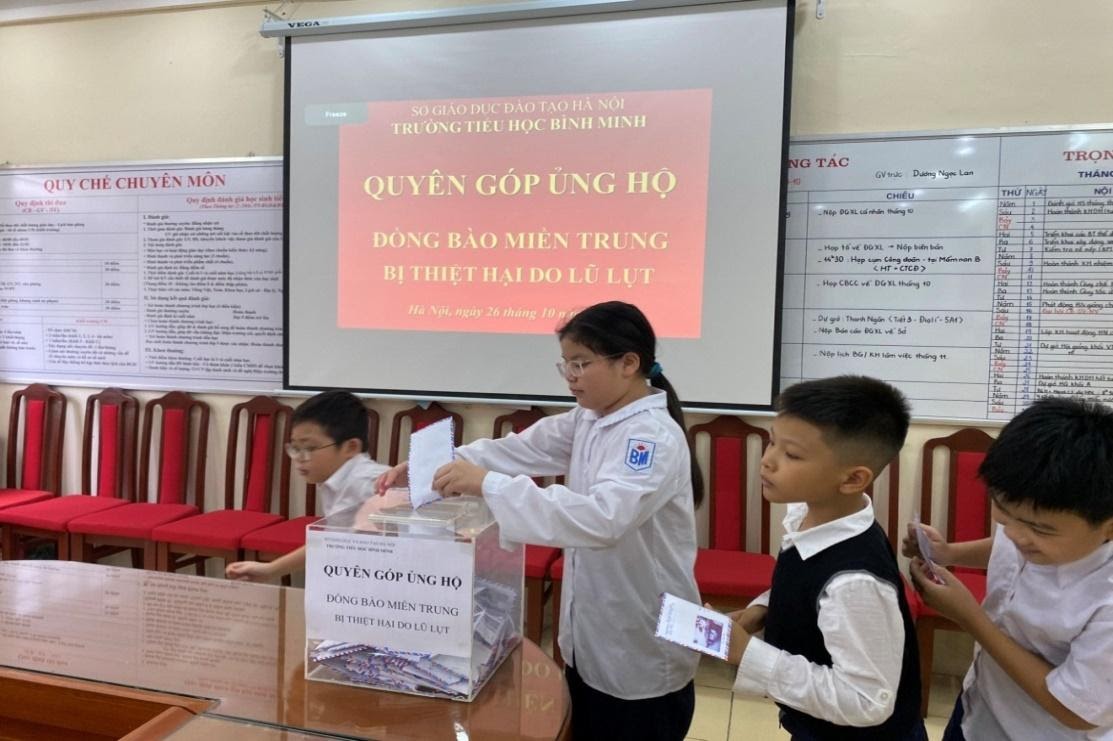 Trường tiểu học Bình Minh phát động ủng hộ người dân miền trung vượt qua mưa lũ. 2