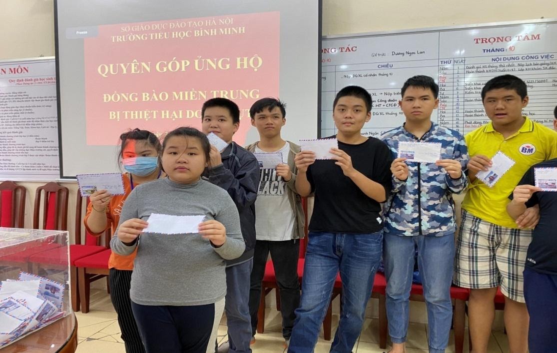Trường tiểu học Bình Minh phát động ủng hộ người dân miền trung vượt qua mưa lũ. 3