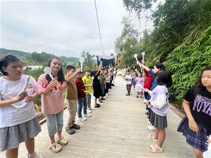 Học sinh trường Tiểu học Bình Minh tham gia chương trình khai trương Vườn cổ tích Liam’s Fairy Garden
