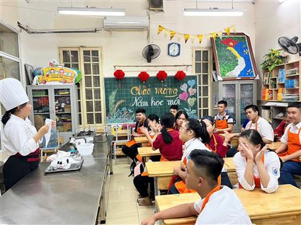 LỚP HỌC NGHỀ LÀM BÁNH – HÀNH TRÌNH YÊU THƯƠNG CHO HỌC SINH KHUYẾT TẬT TRÍ TUỆ
