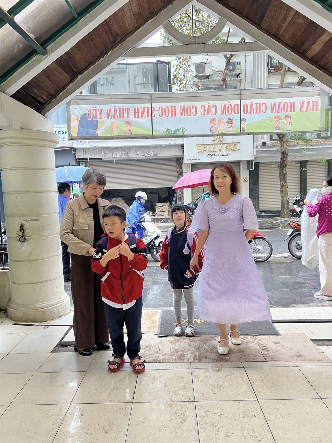 CHÀO ĐÓN CÁC CON HỌC SINH ĐẾN TRƯỜNG