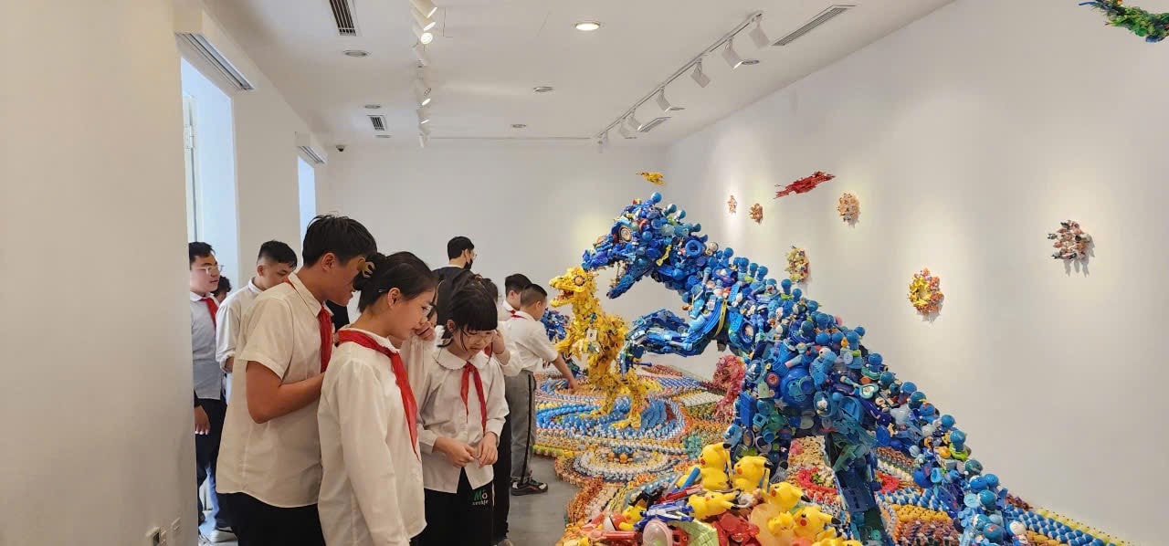 Học sinh trường Tiểu học Bình Minh tham gia trải nghiệm trong triển lãm Kỷ nguyên Nhựa