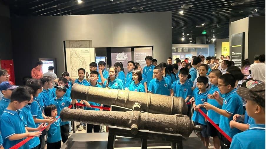 Hội Cứu trợ trẻ em khuyết tật thành phố Hà Nội tổ chức cho học sinh khuyết tật tham quan Bảo tàng Lịch sử Quân sự Việt Nam