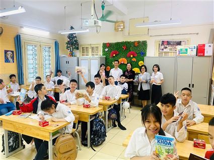 HOẠT ĐỘNG TRAO TẶNG SÁCH CHO CÁC EM HỌC SINH VÀ THƯ VIỆN TRƯỜNG TIỂU HỌC BÌNH MINH