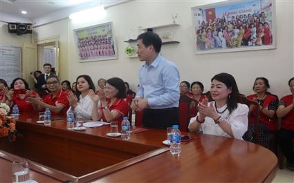 HỌC SINH BÌNH MINH NHẬN TÀI TRỢ TỪ HỘI CHỮ THẬP ĐỎ QUẬN HOÀN KIẾM VÀ KHÁCH SẠN METROPOLE HÀ NỘI.