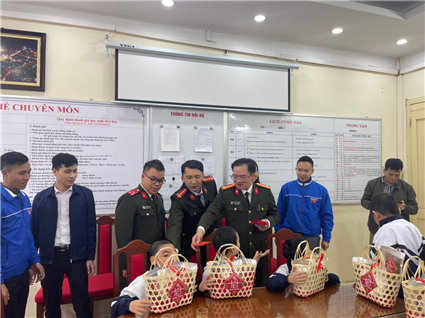 Hội Phụ nữ Thanh Tra CATP tặng quà cho các em có hoàn cảnh khó khăn tại trường Tiểu học Bình Minh