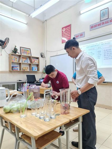 “NÂNG BƯỚC CON VÀO ĐỜI”  - LỚP HỌC PHA CHẾ ĐẶC BIỆT CỦA CÁC BẠN HỌC SINH LỚP HƯỚNG NGHIỆP TRƯỜNG TIỂU HỌC BÌNH MINH