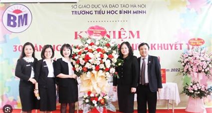 Bộ Giáo dục và Đào tạo tặng quà học sinh Trường Tiểu học Bình Minh