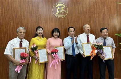 Sở GDĐT Hà Nội trao các quyết định về công tác cán bộ