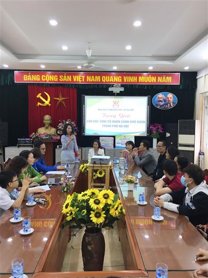 TẶNG QUÀ CHO HỌC SINH KHUYẾT TẬT THÀNH PHỐ HÀ NỘI