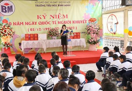 Ngày Quốc tế Người Khuyết tật (3/12): Thứ trưởng Ngô Thị Minh thăm, tặng quà học sinh trường Tiểu học Bình Minh.