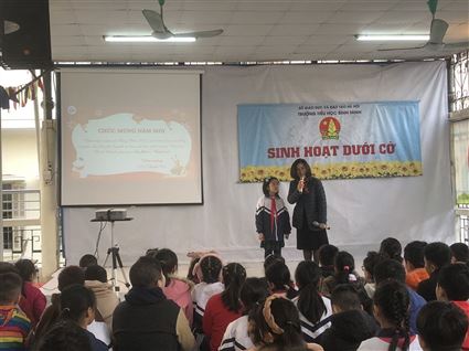 Học sinh trường Tiểu học Bình Minh phấn khởi quay trở lại trường học sau kỳ nghỉ Tết