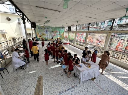 Trường Tiểu học Bình Minh tổ chức khám sức khỏe định kì cho học sinh.