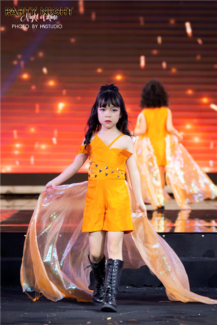 CÔ BÉ 8 TUỔI VÀ ƯỚC MƠ SẢI BƯỚC TRÊN SÀN CATWALK
